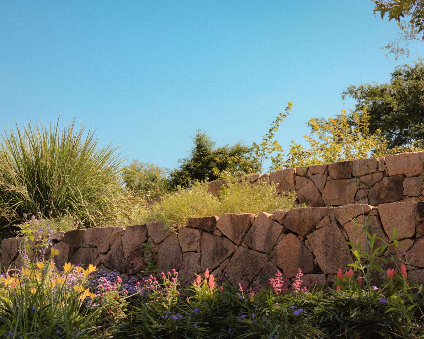 Mur en pierres sèches fraîchement monté, au soleil
