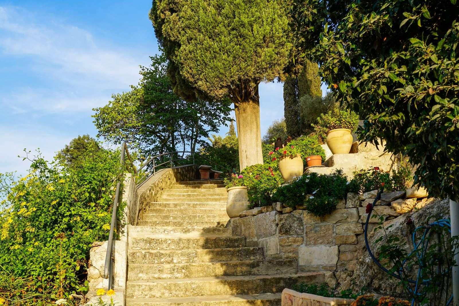 Escalier en pierre massive dans le jardin