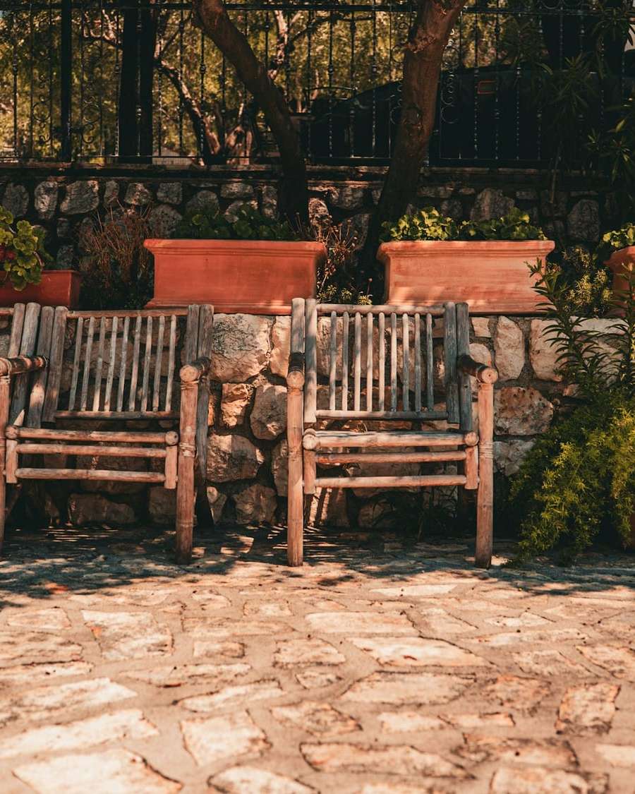 Terrasse en dalles de pierre posées à joints ouverts