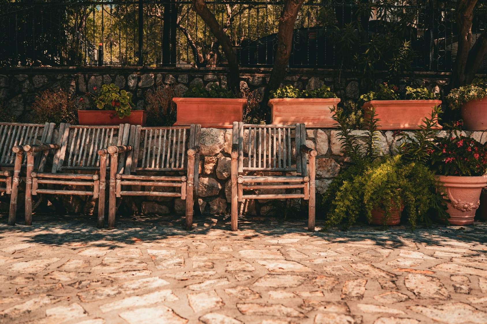 Terrasse en dalles de pierre posées à joints ouverts